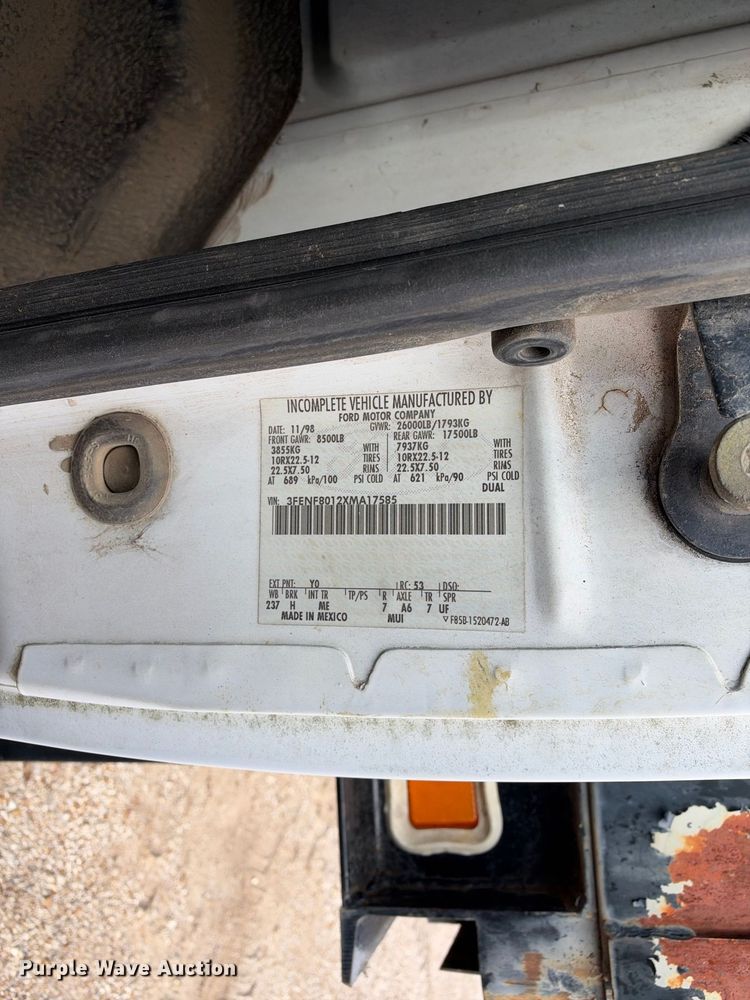 image for item EX2296 1999 Ford F800 flatbed truck