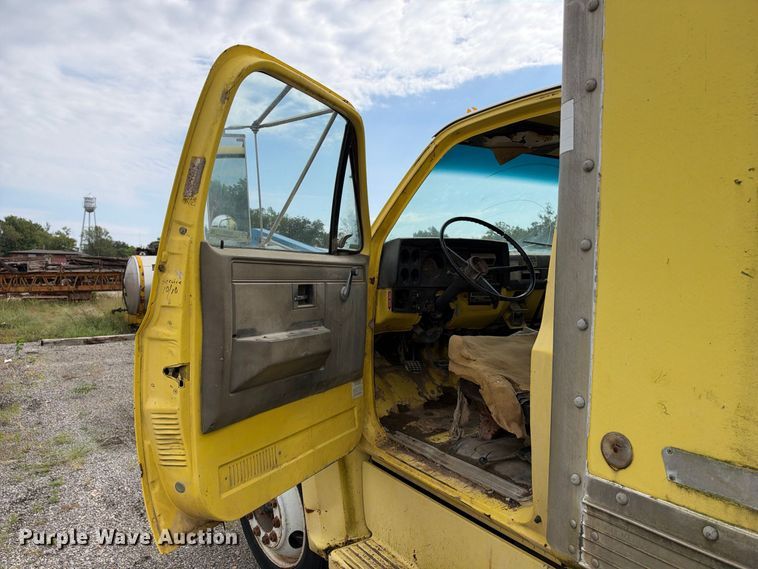 image for item EX2303 1986 GMC 7000 box truck