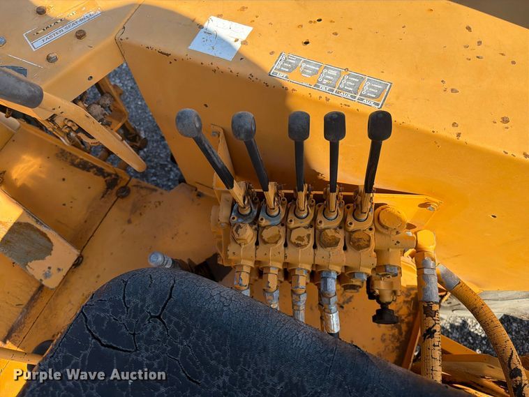 image for item FB5148 1993 Case 480F landscape tractor