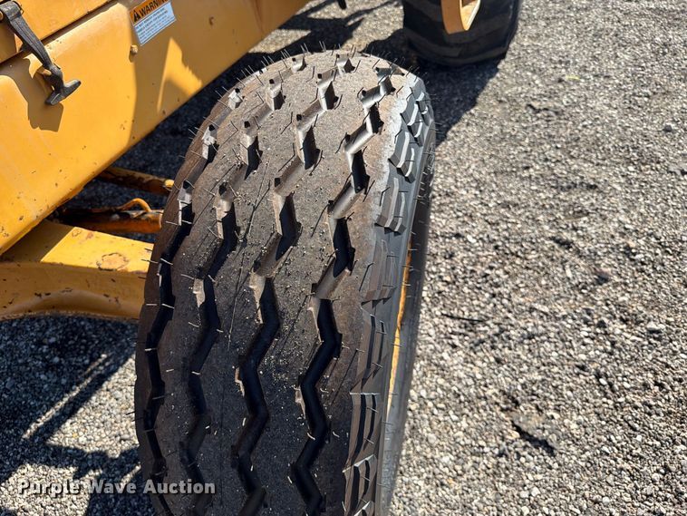 image for item FB5148 1993 Case 480F landscape tractor
