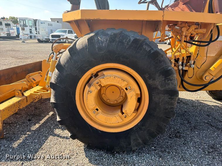 image for item FB5148 1993 Case 480F landscape tractor