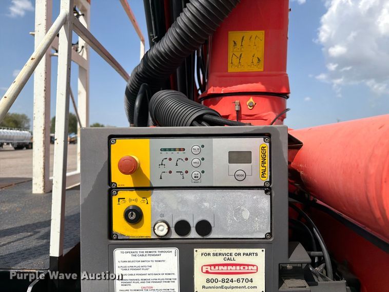 image for item FB5164 2010 International WorkStar 7500 Crew Cab crane truck