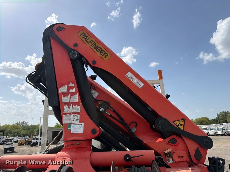 image for item FB5164 2010 International WorkStar 7500 Crew Cab crane truck