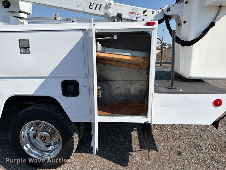 image for item FB5181 2008 Ford F450 Super Duty bucket truck