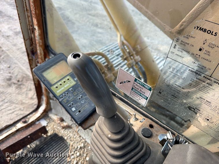 image for item FB8330 1992 Komatsu PC200LC-5L excavator