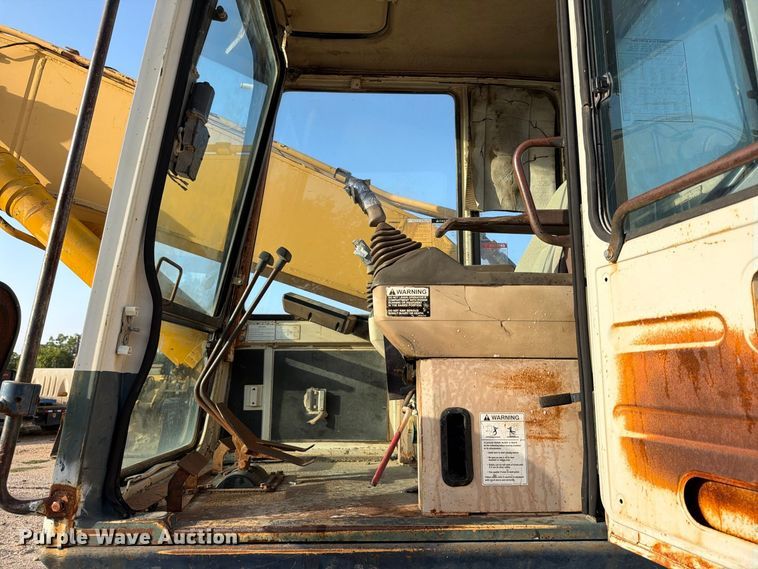 image for item FB8332 1992 Komatsu PC300LC-5L excavator