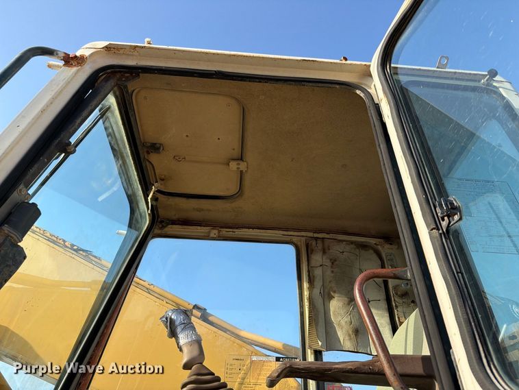 image for item FB8332 1992 Komatsu PC300LC-5L excavator