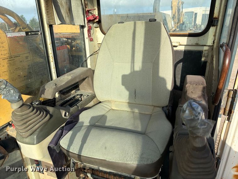 image for item FB8332 1992 Komatsu PC300LC-5L excavator