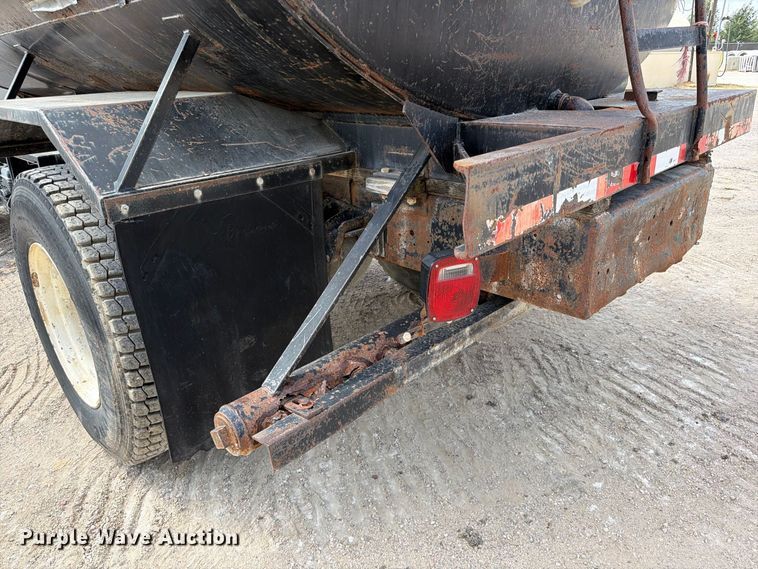 image for item FB8335 1997 International 4700 water truck