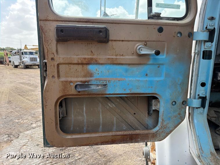 image for item FB8335 1997 International 4700 water truck