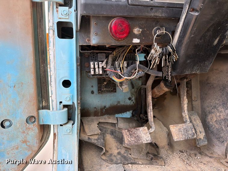 image for item FB8335 1997 International 4700 water truck