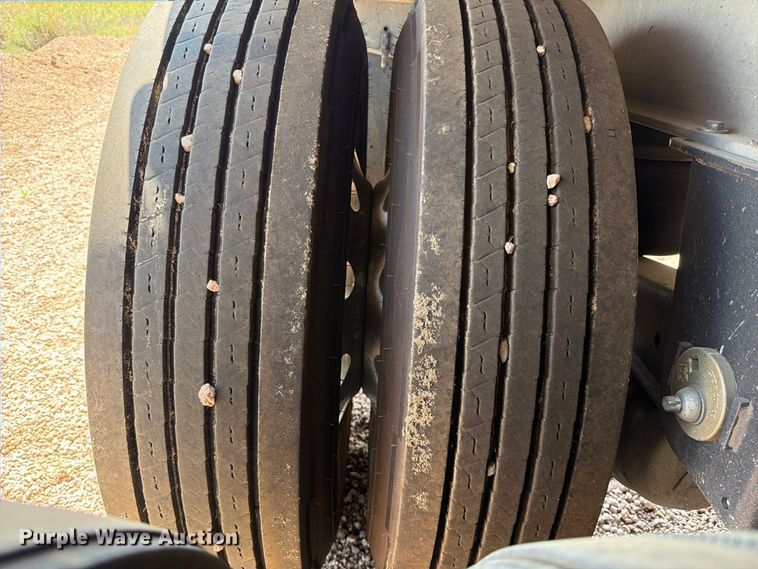 image for item FB8339 2008 Travis 39FT. T/102 grain trailer
