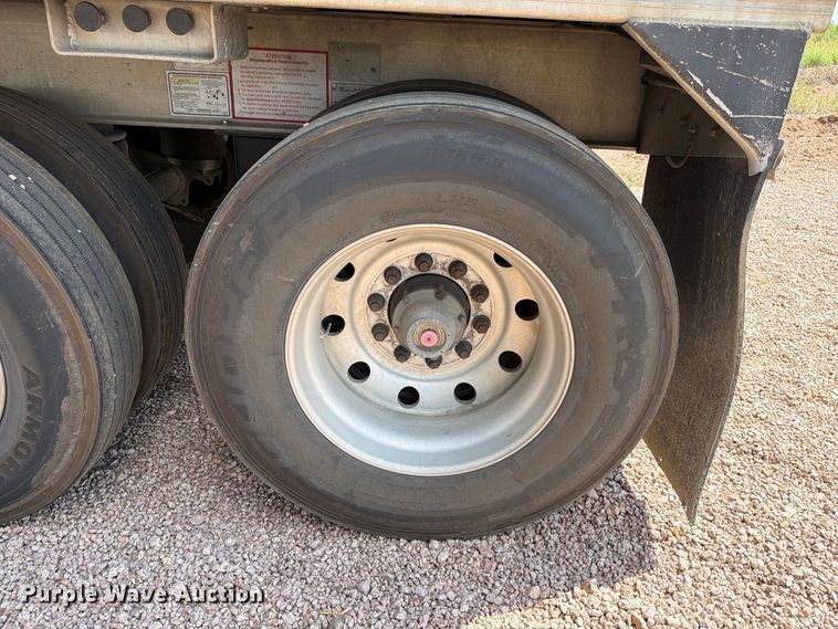 image for item FB8339 2008 Travis 39FT. T/102 grain trailer