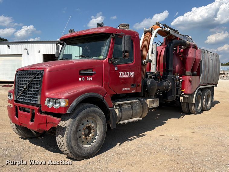 image for item FC3331 2006 Volvo VHD vacuum truck