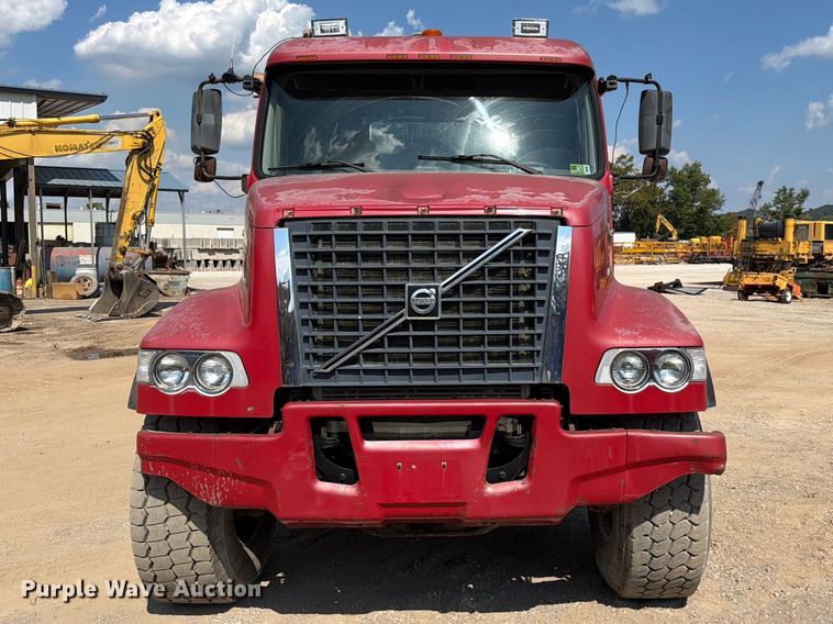 image for item FC3331 2006 Volvo VHD vacuum truck