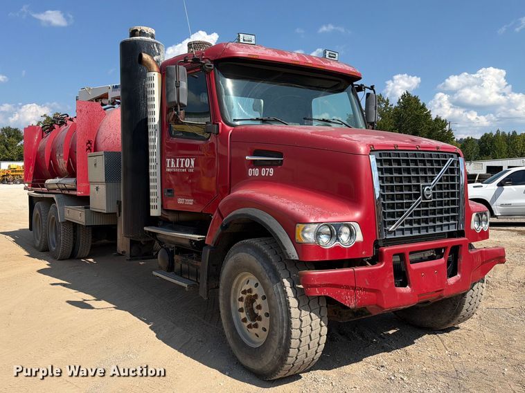 image for item FC3331 2006 Volvo VHD vacuum truck