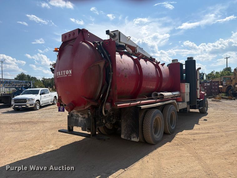 image for item FC3331 2006 Volvo VHD vacuum truck