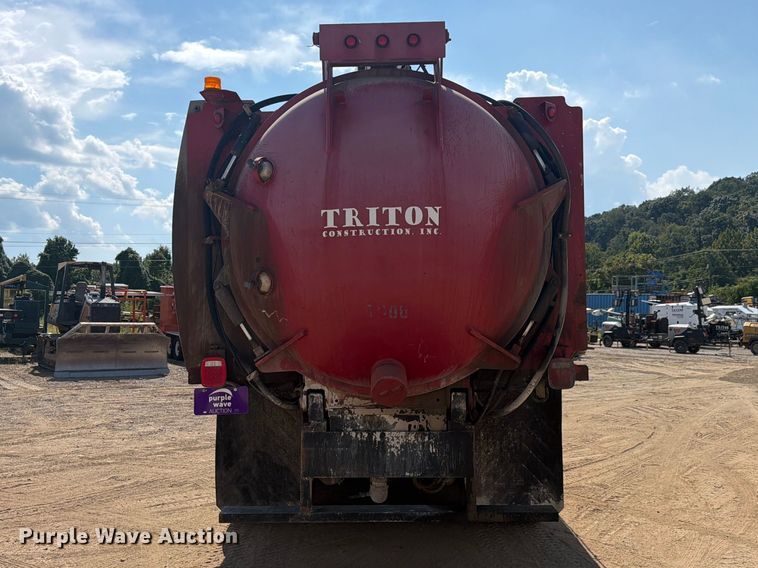 image for item FC3331 2006 Volvo VHD vacuum truck