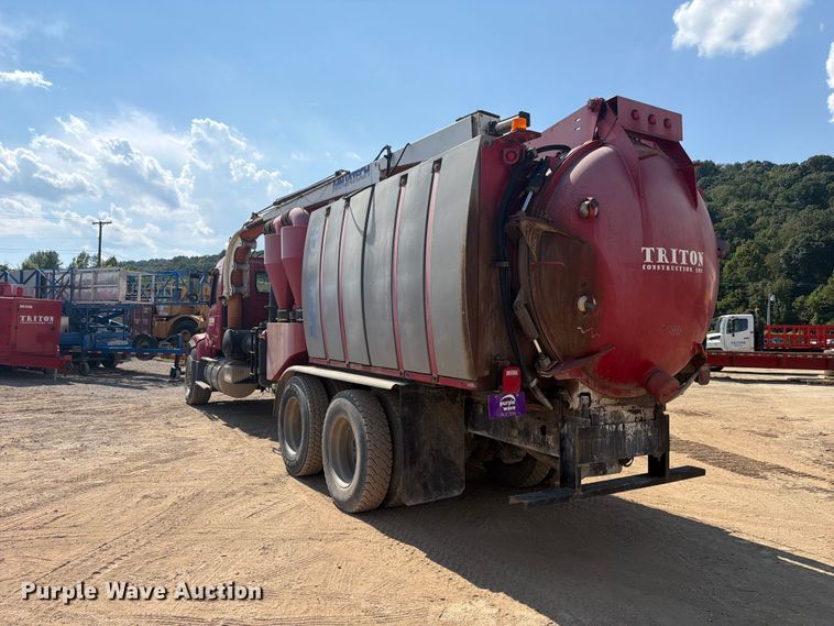 image for item FC3331 2006 Volvo VHD vacuum truck