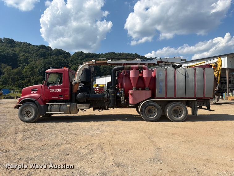 image for item FC3331 2006 Volvo VHD vacuum truck