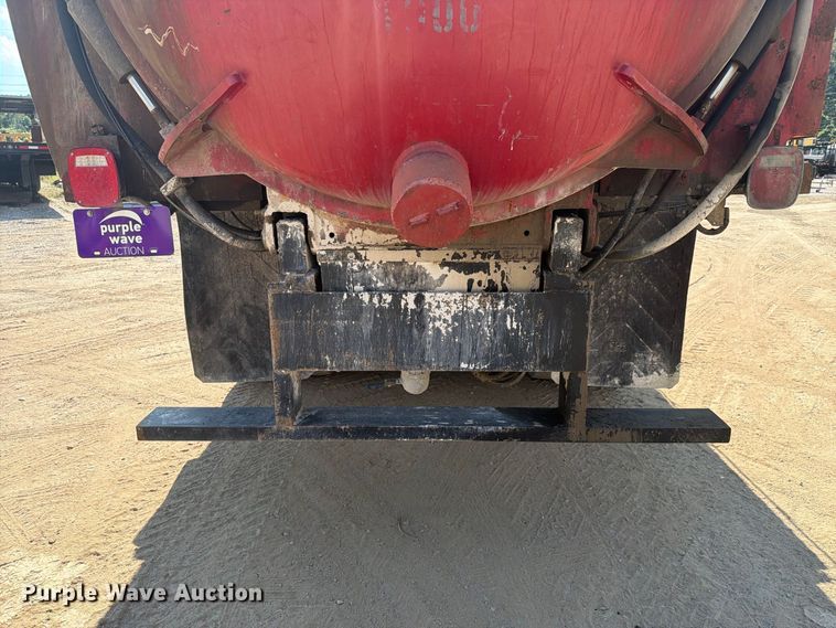 image for item FC3331 2006 Volvo VHD vacuum truck