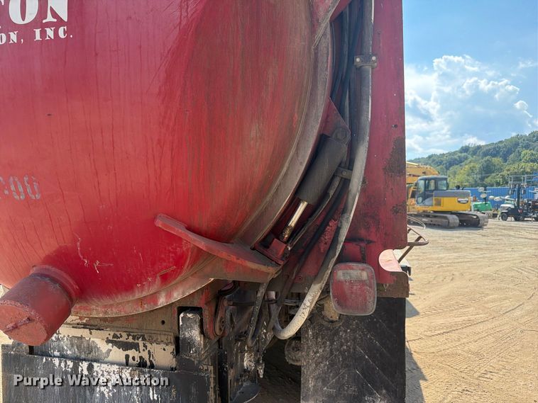 image for item FC3331 2006 Volvo VHD vacuum truck