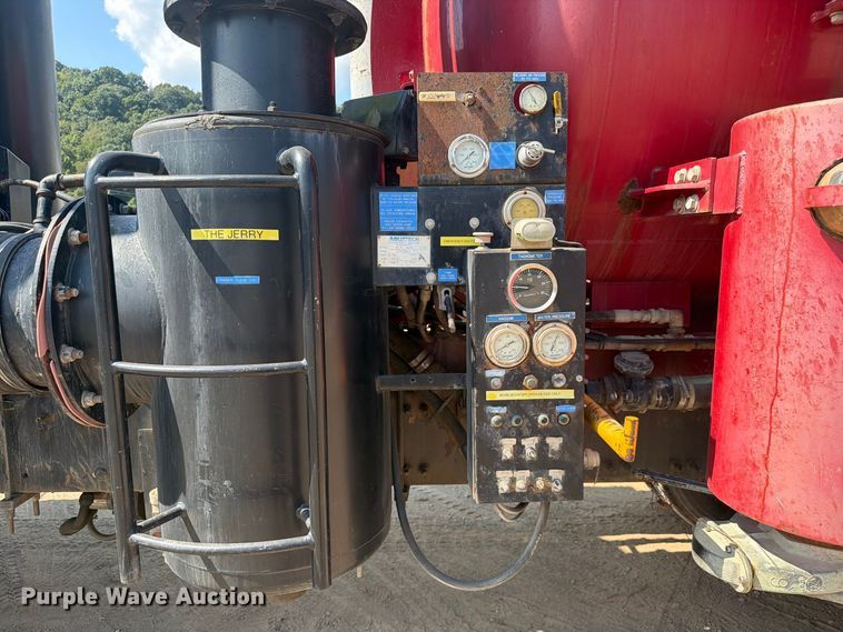 image for item FC3331 2006 Volvo VHD vacuum truck