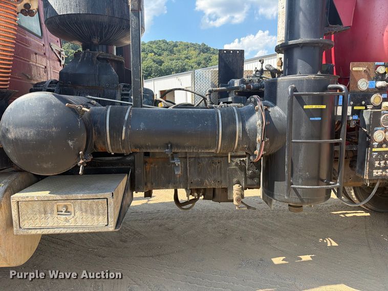 image for item FC3331 2006 Volvo VHD vacuum truck