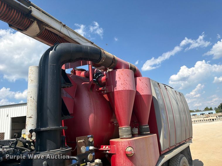 image for item FC3331 2006 Volvo VHD vacuum truck