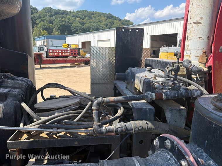 image for item FC3331 2006 Volvo VHD vacuum truck