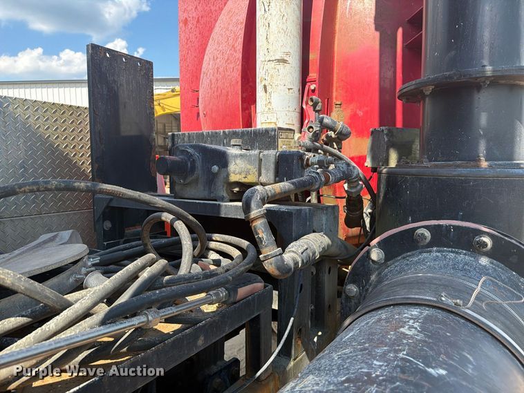 image for item FC3331 2006 Volvo VHD vacuum truck
