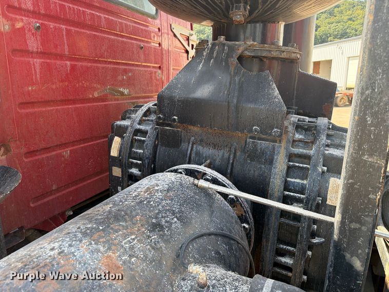 image for item FC3331 2006 Volvo VHD vacuum truck