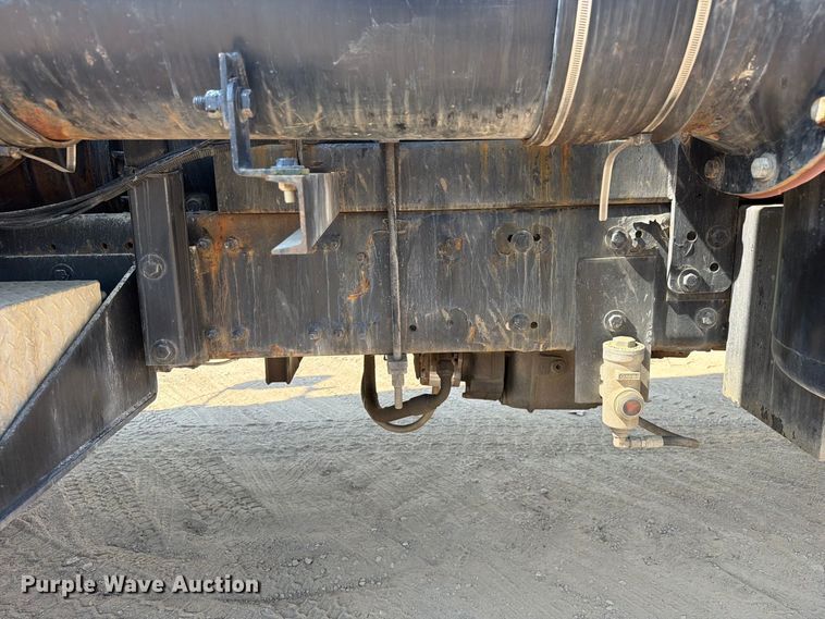 image for item FC3331 2006 Volvo VHD vacuum truck