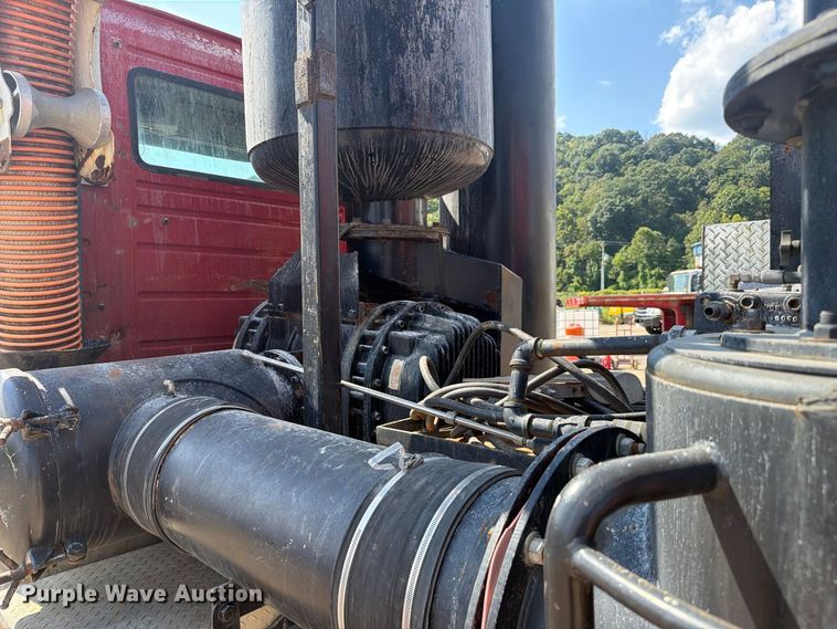 image for item FC3331 2006 Volvo VHD vacuum truck