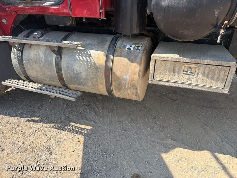 image for item FC3331 2006 Volvo VHD vacuum truck