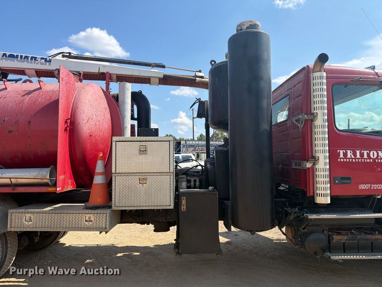 image for item FC3331 2006 Volvo VHD vacuum truck