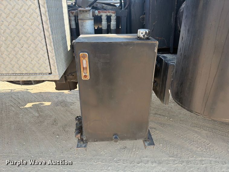 image for item FC3331 2006 Volvo VHD vacuum truck