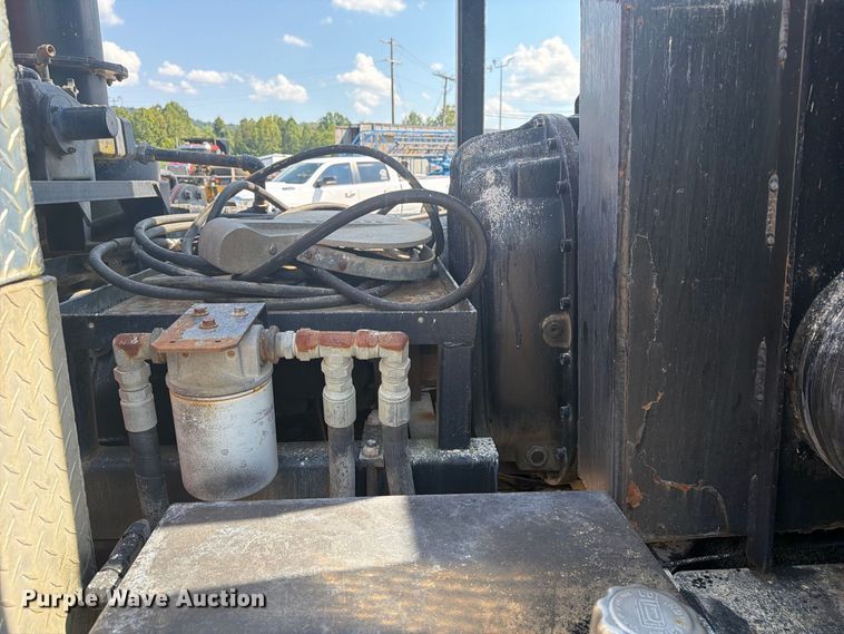 image for item FC3331 2006 Volvo VHD vacuum truck