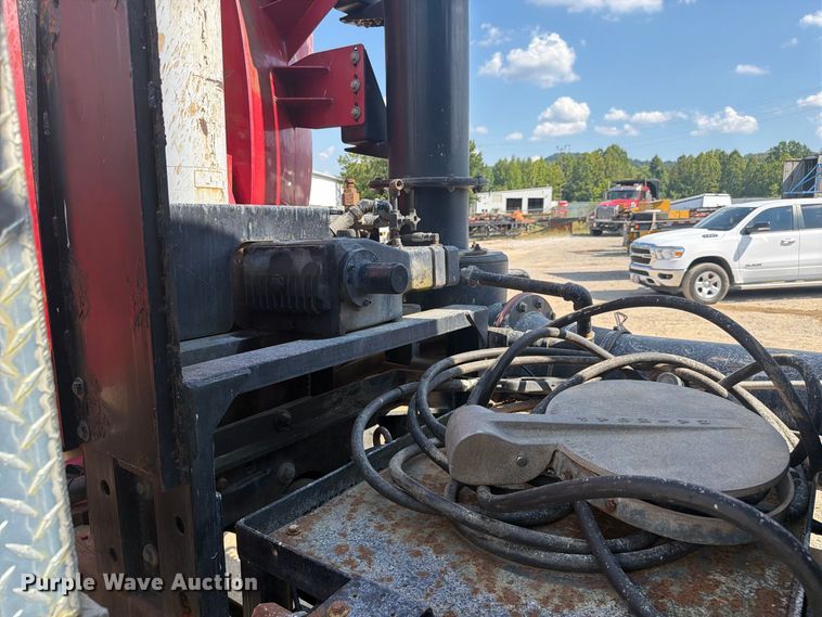 image for item FC3331 2006 Volvo VHD vacuum truck