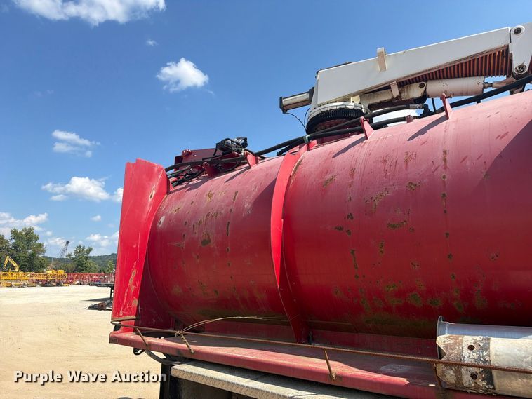 image for item FC3331 2006 Volvo VHD vacuum truck