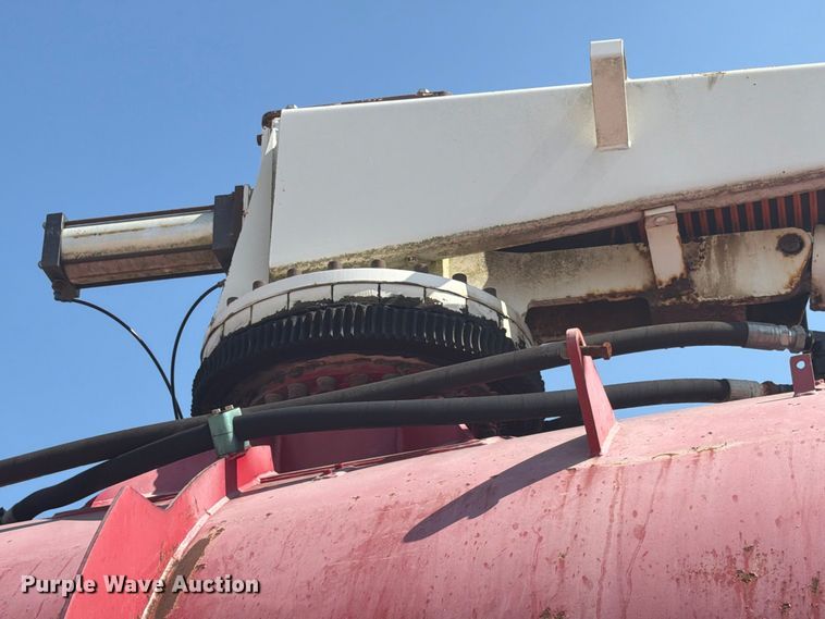 image for item FC3331 2006 Volvo VHD vacuum truck