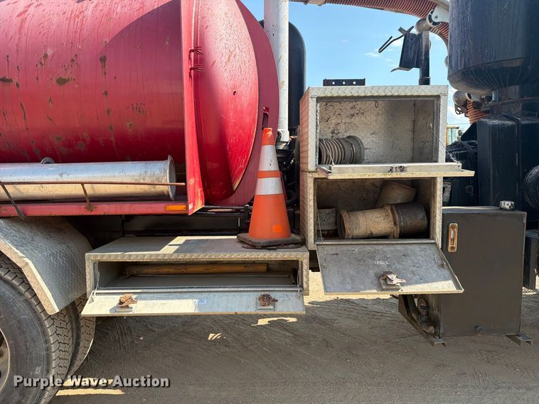 image for item FC3331 2006 Volvo VHD vacuum truck