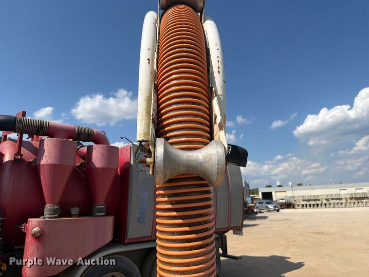 image for item FC3331 2006 Volvo VHD vacuum truck
