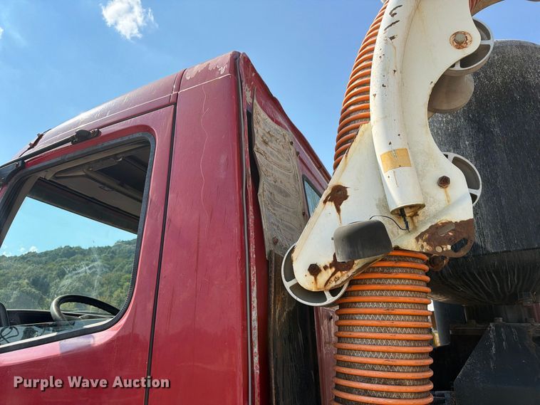 image for item FC3331 2006 Volvo VHD vacuum truck