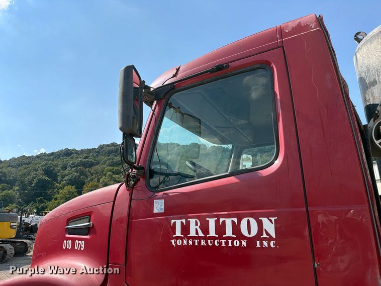 image for item FC3331 2006 Volvo VHD vacuum truck