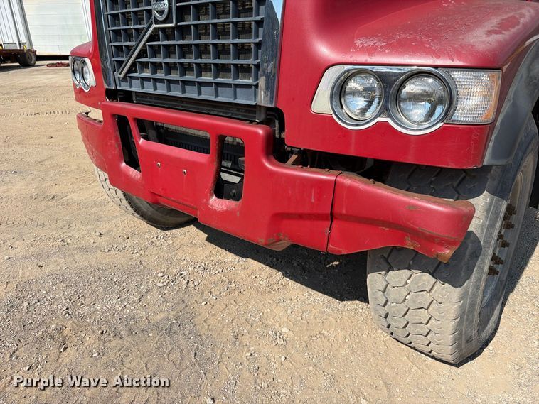 image for item FC3331 2006 Volvo VHD vacuum truck