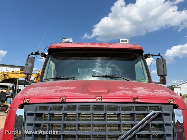 image for item FC3331 2006 Volvo VHD vacuum truck