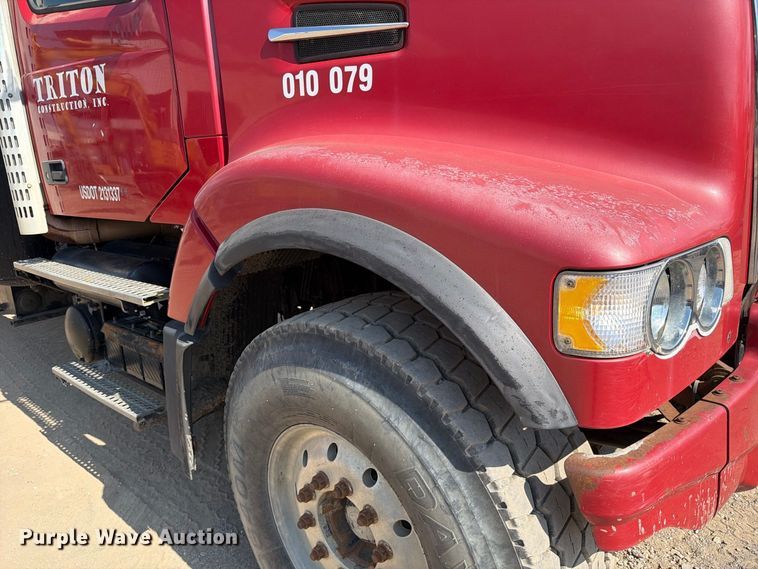 image for item FC3331 2006 Volvo VHD vacuum truck