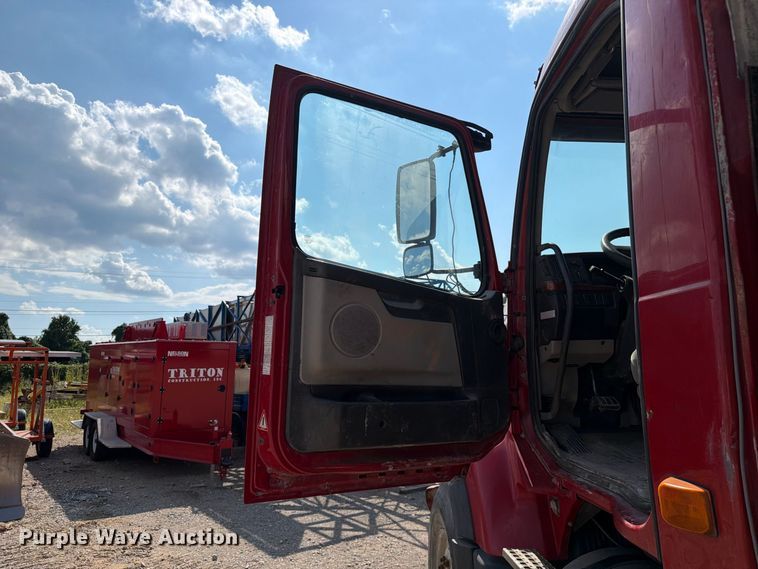 image for item FC3331 2006 Volvo VHD vacuum truck