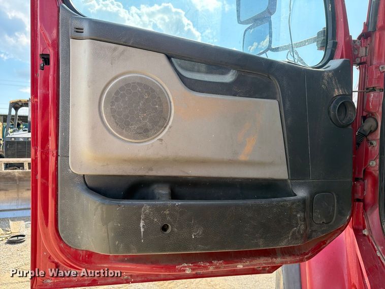 image for item FC3331 2006 Volvo VHD vacuum truck